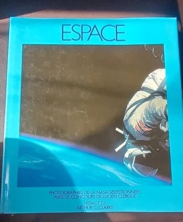 Espace pages.  Relié. Un vol. relié toile bleue sous jaquette illustrée.
